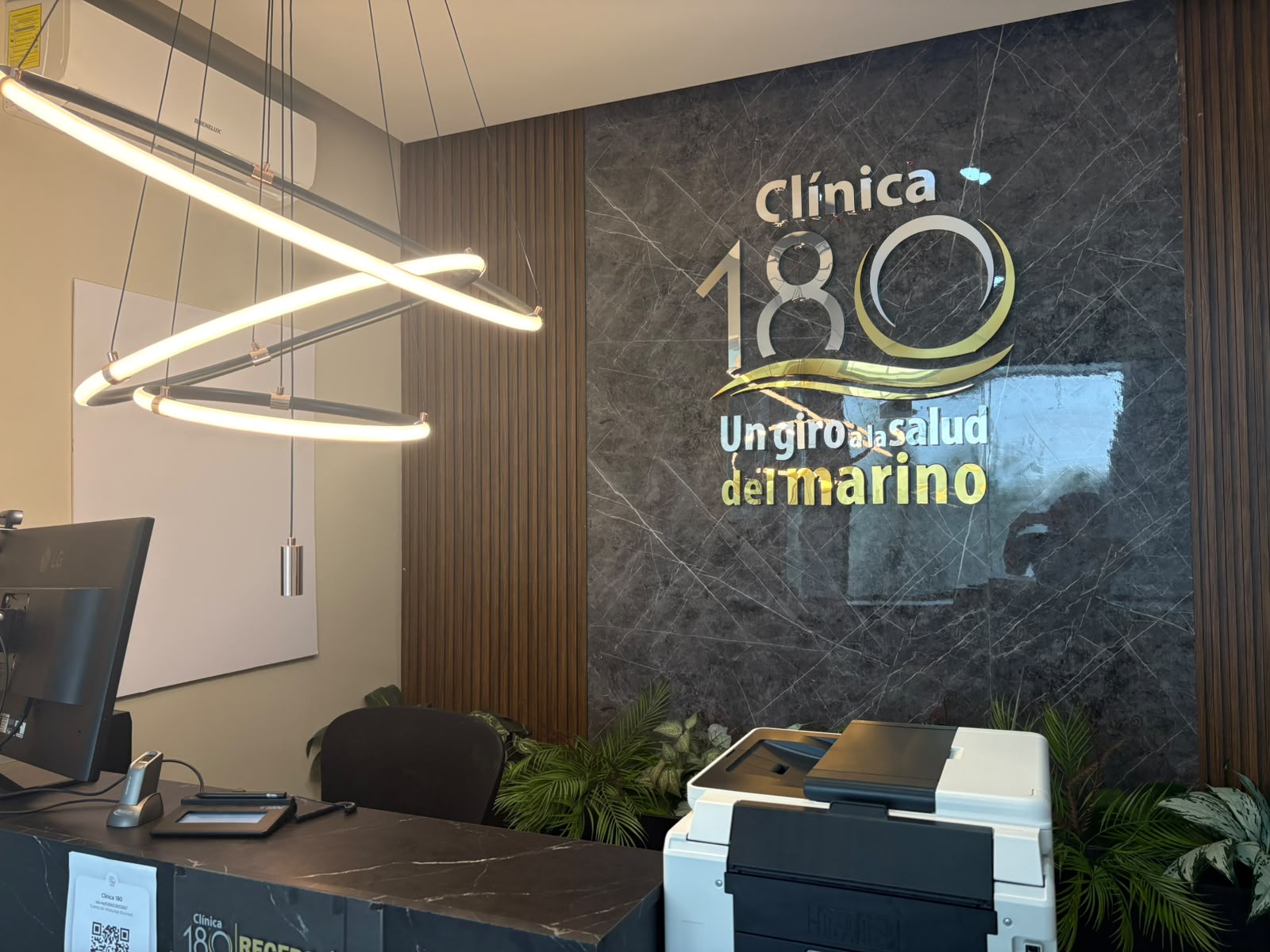 Clínica 180 Fachada e Instalaciones